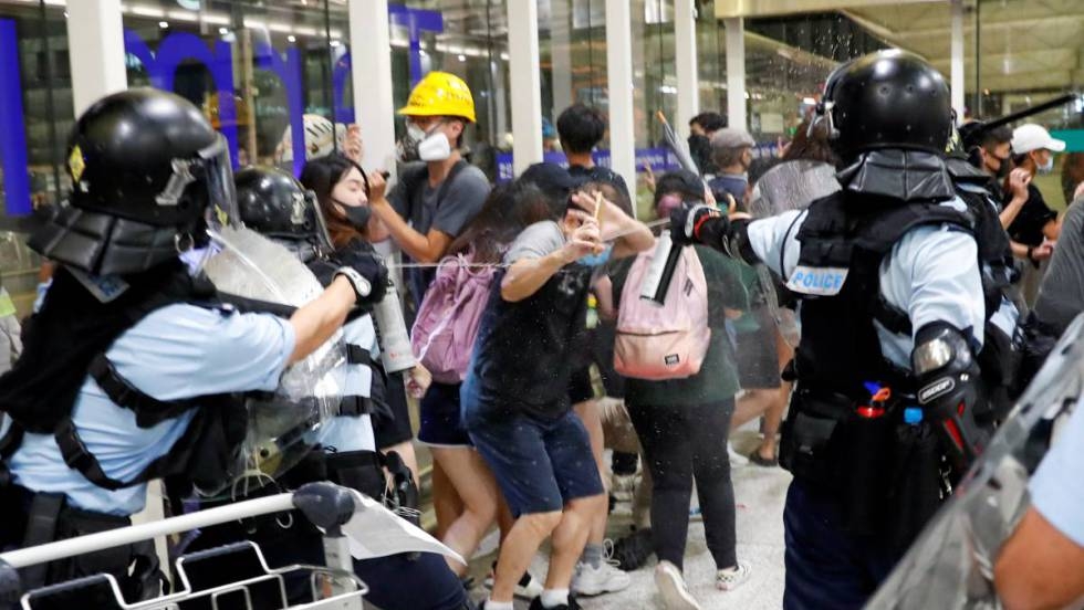 La Polic A Carga Contra Los Manifestantes En El Aeropuerto De Hong Kong