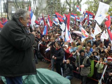 Asume la presidencia “Pepe” Mujica.  “Vamos a barrer con la indigencia”