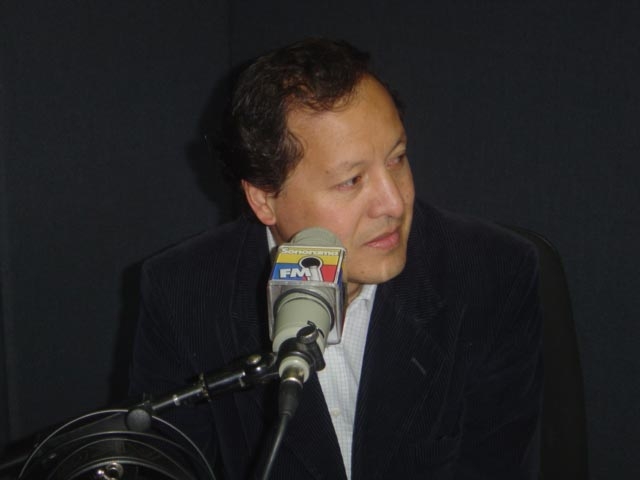 Economista ecuatoriano, profesor universitario, ha sido asesor de la Confederación de Nacionalidades Indígenas del Ecuador. Viceministro de Economía (2005)