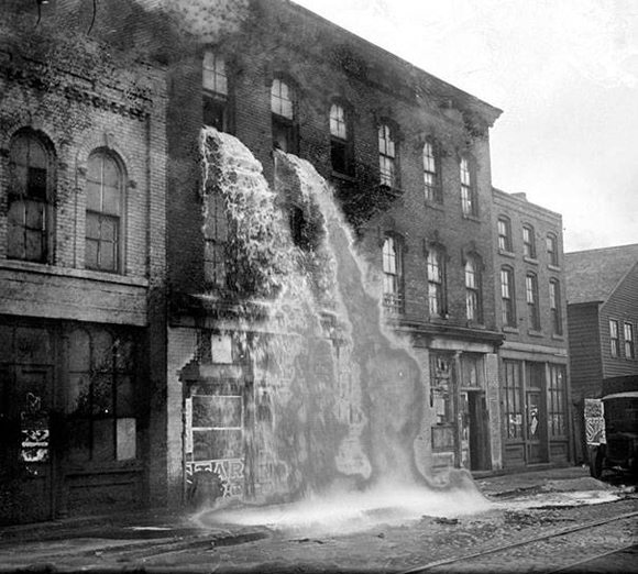 Derraman alcohol ilegal durante la Ley Seca, Detroit, 1929.