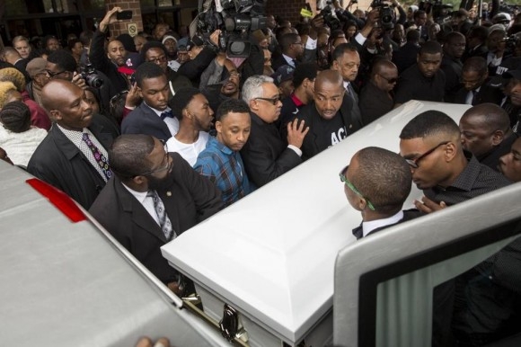 El último adiós a Freddie Gray, el joven afroamericano que murió el 19 de abril bajo custodia policial en Baltimore, Maryland, se convirtió este lunes en un nuevo clamor contra los prejuicios y abusos de la policía de Estados Unidos contra la población ne