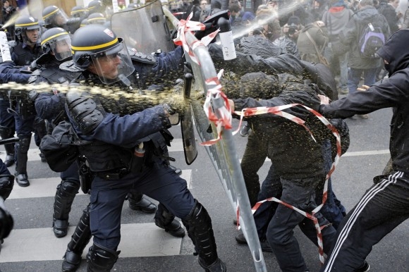 Сuando un grupo de manifestantes atravesó un cordón policial los antidisturbios respondieron con gases lacrimógenos para obligarlos a retroceder. Foto: EFE
