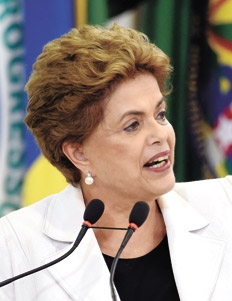Dilma Rousseff denuncia que la democracia está bajo amenaza; los seis ministros del PMDB no renuncian. Página 12