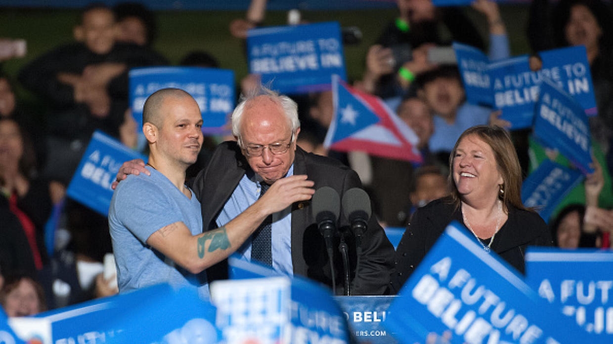 Bernie y Jane Sanders fueron recibidos por el artista René Pérez. D. Dipasupil/WireImage