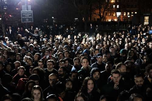 Unas 27 mil personas se congregaron la semana pasada en Washington Square, en Manhattan, para escuchar al precandidato demócrata Bernie Sanders. Había representantes de diversos gremios sindicales, defensores de inmigrantes, activistas pro derechos civiles, estudiantes, veteranos de guerra y más La Jornada