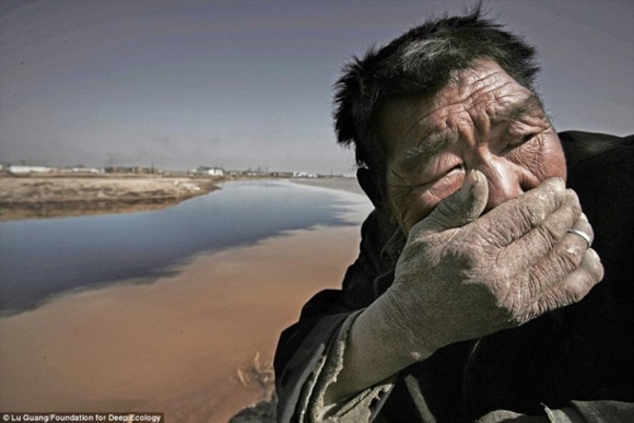 Un agricultor de un sencillo rebano no puede soportar el hedor del rio Amarillo en Mongolia.