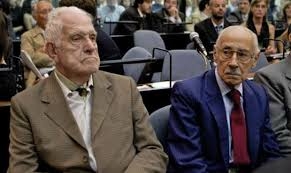 Reynaldo Bignone y Jorge Rafael Videla, en el tribunal de Buenos Aires, el 30 de abril de 2011. Foto Ap / La Jornada