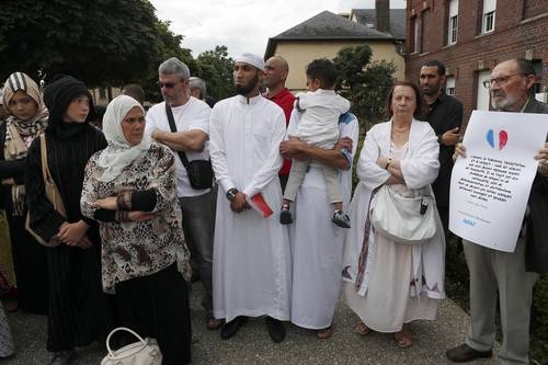 Musulmanes se sumaron a una protesta frente a la Iglesia católica en Normandía donde hace unos días fue asesinado en plena misa el sacerdote Jacques Hamel Foto Ap