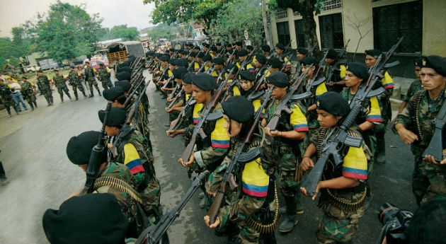 Formación de las FARC en San Vicente del Cagúan, durante los diálogos de paz en la adiministración Pastrana. Foto: León Darío Peláez / SEMANA