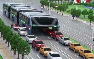 El autobus evita los tranques del tránsito al pasar por encima de los carros.