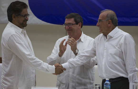 Ivan Márquez y Humberto de la Calle se dan la mano. El Canciller cubano Bruno Rodríguez, al centro. Foto: Ladyrene Pérez/ Cubadebate
