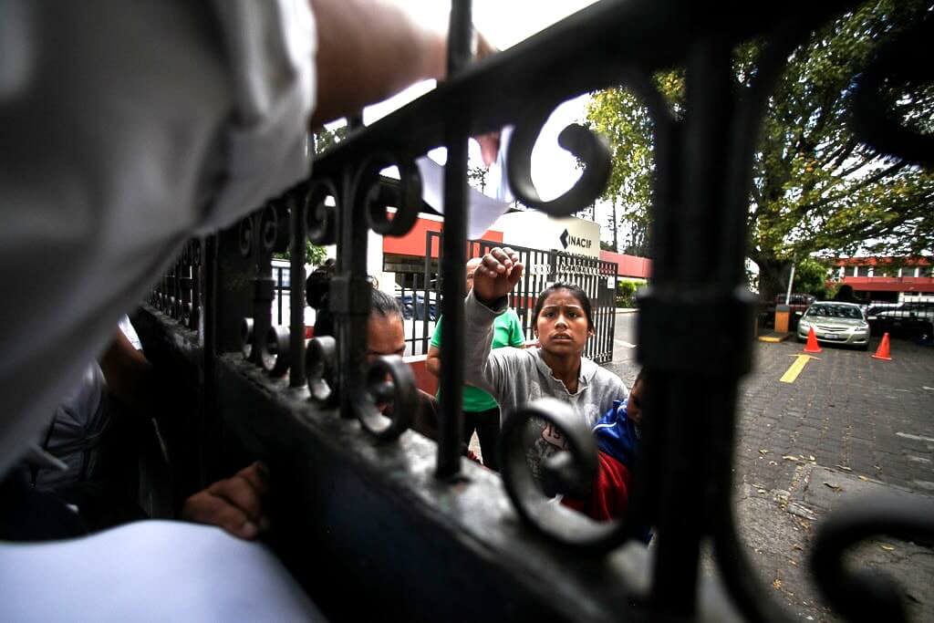 6 Guatemala Maria del Carmen Urias Madre de Mayra Chutan victima del incendio Hogar Seguro Virgen de la Asuncion en la espera en el INACIF 8 min