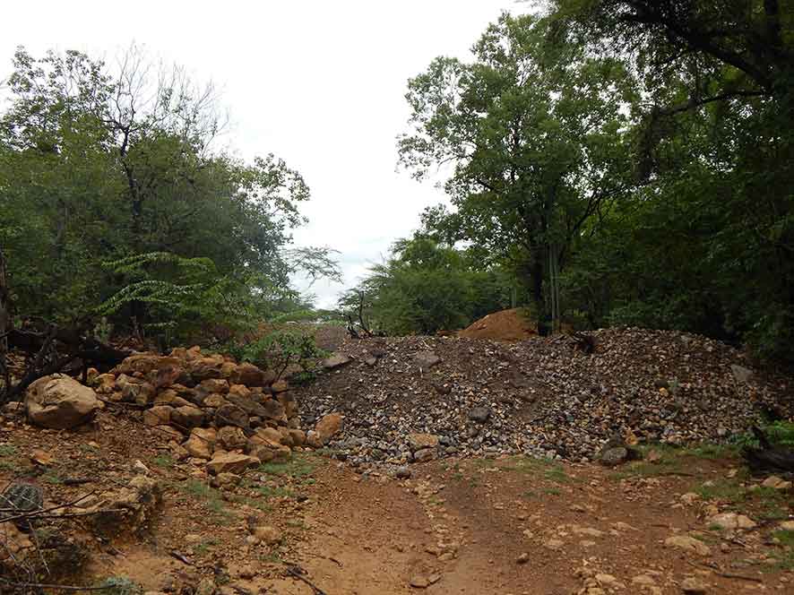 Morro de piedra y tierra para obstaculizar el paso hacia el Rio Ranchería