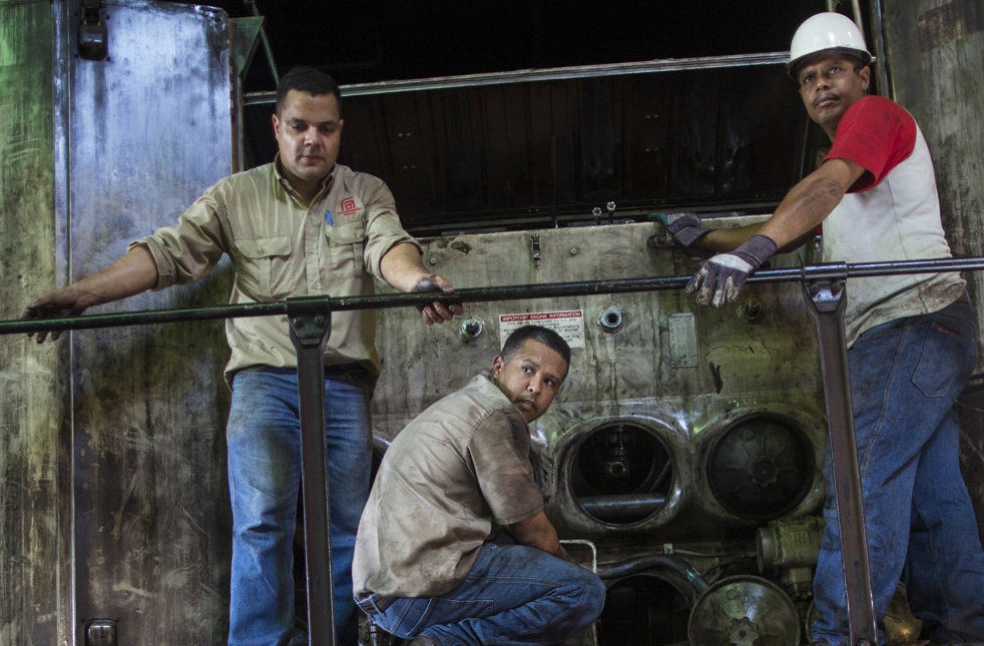 Trabajadores reparan una locomotora en Ciudad Guayana el 1 de noviembre. AP