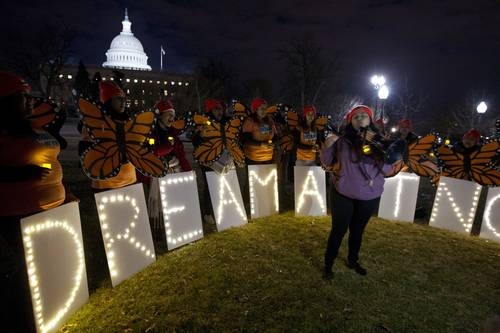 El gobierno de Donald Trump presentó ayer ante el Congreso estadunidense un proyecto de reforma migratoria que ofrece legalización y una hoja de ruta para obtener la ciudadanía a 1.8 millones de jóvenes indocumentados, a cambio de 25 mil millones de dólares para el muro con México y otros aspectos para reforzar la seguridad fronteriza. La iniciativa fue rechazada de inmediato por los demócratas. La imagen es de hace unos días en Washington Foto Ap