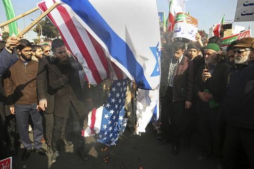Iraníes que salieron ayer a las calles para respaldar al gobierno quemaron banderas de Estados Unidos e Israel, que han sido acusados por las autoridades de Irán de incitar a las protestas que estallaron el 28 de diciembre en el país y que han provocado al menos 21 muertos. La imagen, en la ciudad de Mashhad Foto Ap/Tasnim