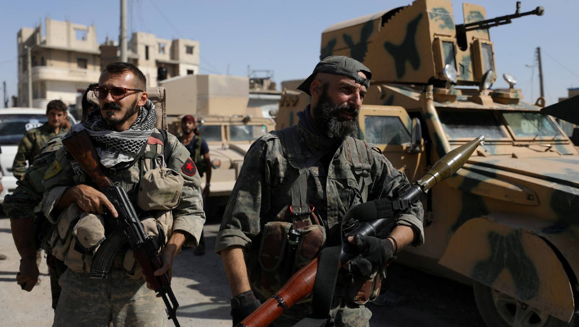 Combatientes de las Fuerzas Democráticas Sirias, junto a un vehículo militar en Raqa, en el norte de Siria, el pasado mes de octubre. RODI SAID REUTERS