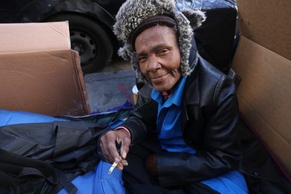 Coy Cotley, de 63 años, en su lugar de vida como homeless, hecho de cajas de cartón, sobre una acera de Tenderloin, San Francisco, Estados Unidos. Foto: Ed Pilkington para Guardian