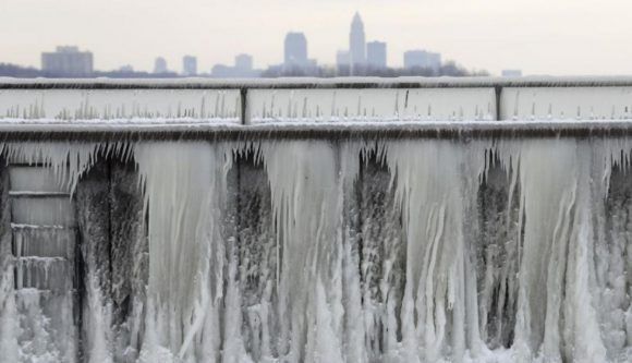 El hielo se forma en un rompeolas a lo largo del lago Erie en la ciudad de Cleveland Ohio. Foto AP. 580x333