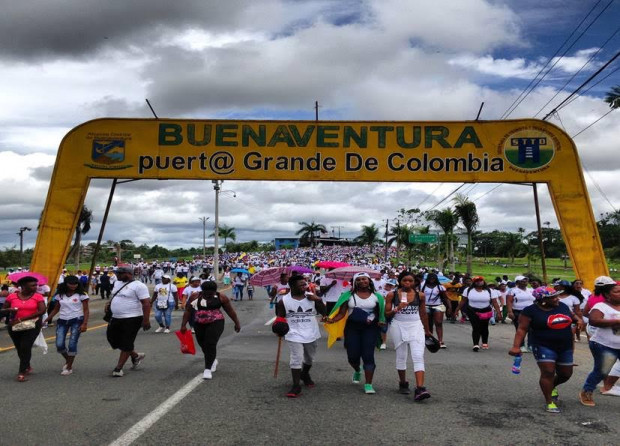 Mass action closing down port in Buenaventura Colombia May 21 popularresistance