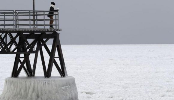Michele King de 26 años mira el congelado lago Erie en Cleveland. Foto AP 580x333