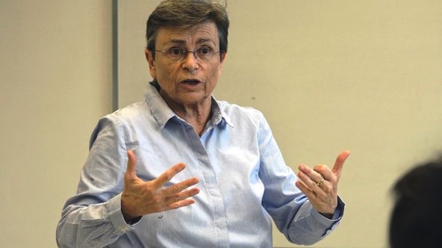 La filóloga y profesora opina sobre el último debate en la RAE sobre el lenguaje inclusivo a raíz de la reforma de la Constitución encargada por el Gobierno
