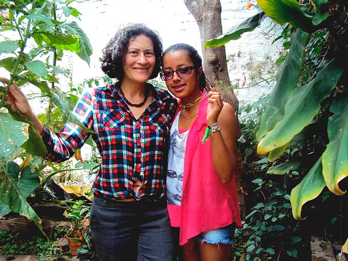 La antropóloga Mónica Flores y la joven Estefanía Herrera buscan preservar Pijao como alternativa turística y productiva opuesta a la empresa minera. Foto: Romano Paganin
