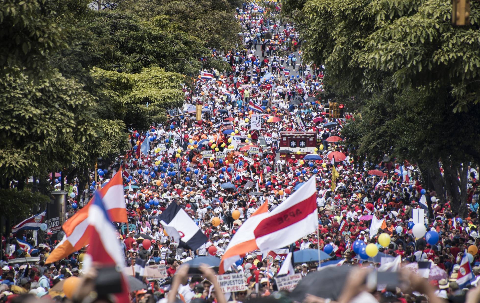 La huelga de funcionarios en Costa Rica cumple un mes y medio sostenida por los maestros