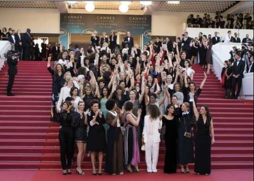 ▲ Imagen del 12 de mayo de 2018 en la escalinata del Palais des Festivals, en Cannes, Francia, donde 82 profesionales denunciaron la desigualdad de género que impera en la industria cinematográfica, protesta que se desprendió del movimiento #MeToo, que surgió para denunciar a hombres poderosos por hostigamiento sexual.Foto Ap