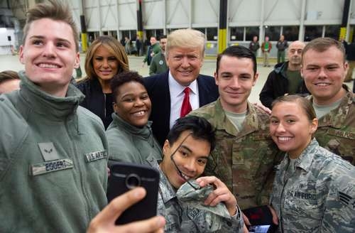 Donald Trump y Melania Trump se reunieron el jueves con soldados de su país en la base aérea de Ramstein, Alemania. El presidente estadunidense aprovechó una visita relámpago a sus tropas en Irak para defender su retirada de Siria y declarar que ha llegado a su fin el papel de Estados Unidos como policía global.Foto Afp