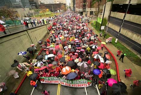 Los profesores realizaron marchas y plantones en cientos de escuelas californianas en demanda de que se eliminen los recortes al gasto, que sea menos abultado el número de alumnos por clase y que se ponga un alto a las reformas privatizadoras. El paro se suma a una ola de acciones reivindicadoras de la enseñanza pública en al menos seis estados. Foto Afp