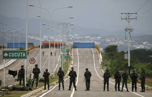 Soldados del Ejército Bolivariano de Venezuela montan guardia en el puente internacional Las Tienditas que une a Colombia con Venezuela.Foto Ap