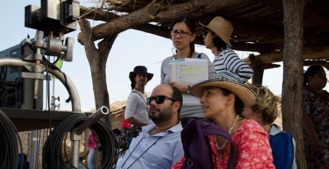 Ciro Guerra y Cristina Gallego,sentados, en el rodaje.