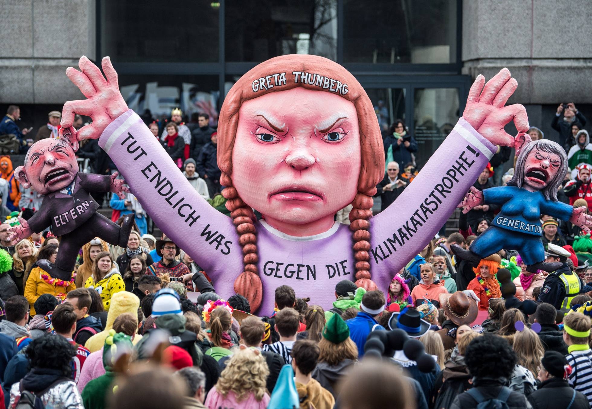Carroza del carnaval que representa a la figura de la activista del clima Greta Thunberg, la semana pasada en de Duseldorf. Lukas Schulze
