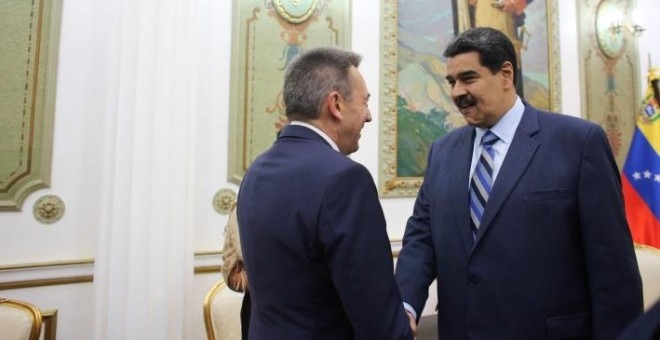 El presidente del Comité Internacional de la Cruz Roja, Peter Mauer, y el mandatario venezolano Nicolás Maduro./ REUTERS