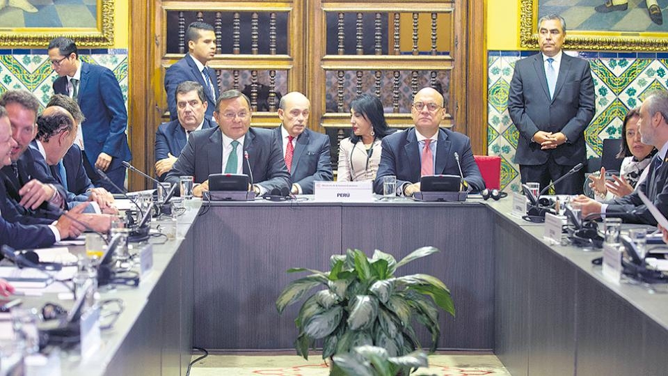 El canciller peruano Néstor Popolizio (centro, izq.) y su vice presiden la reunión en Lima. Imagen: AFP