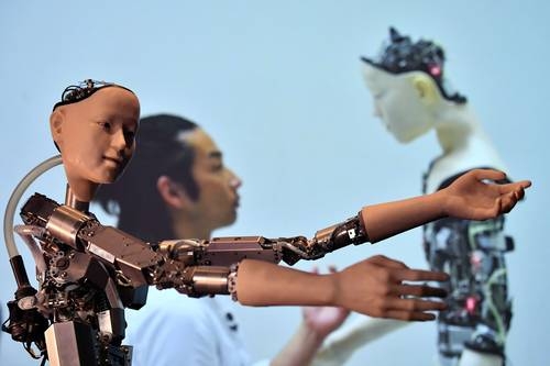 Alter 3, con rostro humanoide, es puesto en funcionamiento para promover una próxima exhibición en Londres.Foto Afp