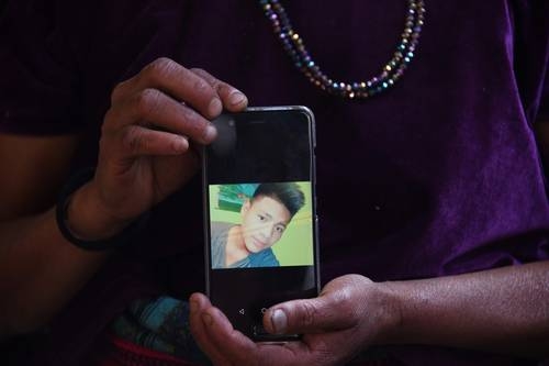 La madre del migrante guatemalteco Carlos Hernández Vásquez muestra en un celular la imagen de su hijo, quien falleció el pasado día 20 estando bajo custodia de la Patrulla Fronteriza, en Texas, y es el sexto menor que muere mientras estaba al cuidado de las autoridades estadunidenses, quienes aseguran que padecía influenza.Foto Afp