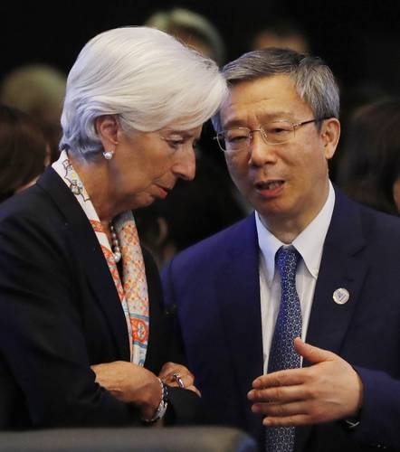Christine Lagarde, directora del FMI, conversa con el gobernador del Banco Central de China, Yi Gang, durante la reunión de ministros de Finanzas y gobernadores del Banco Central del G20.Foto Ap
