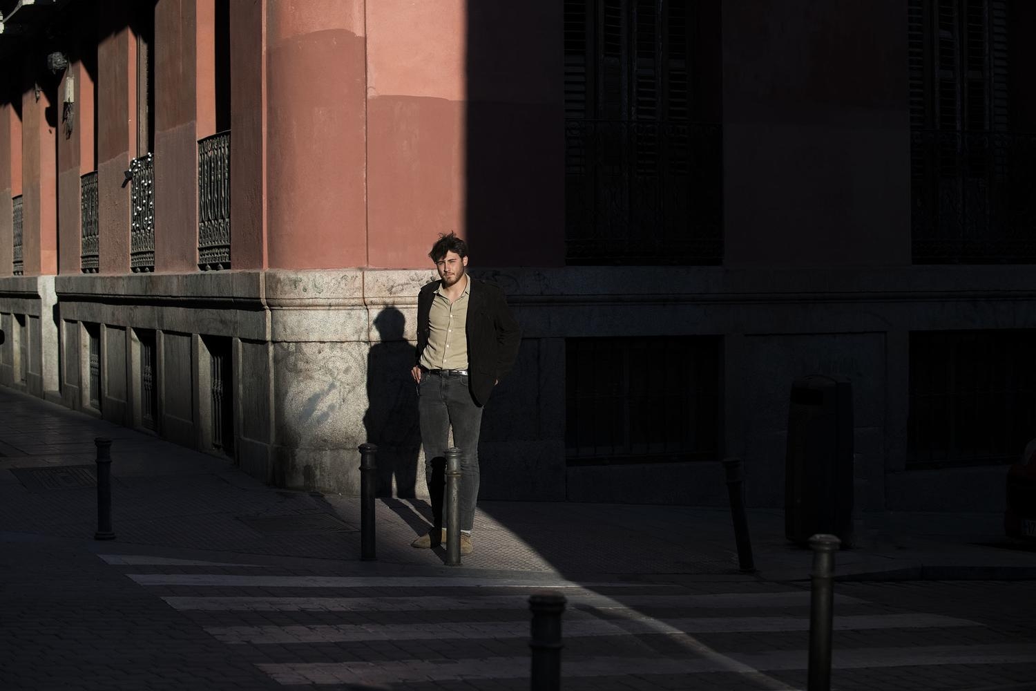 El periodista Ekaitz Cancela en una calle del barrio de Maravillas, Madrid.