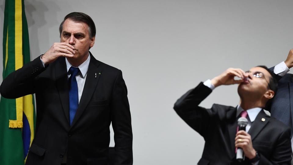 Bolsonaro bebe vino durante la ceremonia religiosa. Imagen: AFP