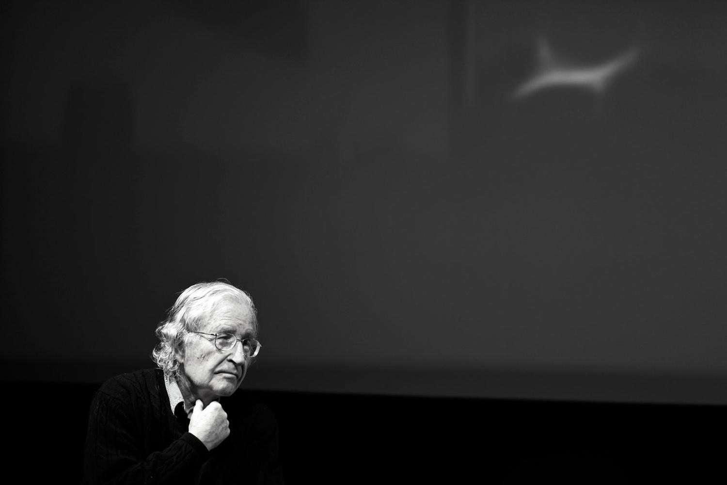 Noam Chomsky (Filadelfia, 1928). Fotografía de Jean Baptiste Paris.
