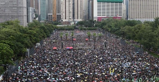 Cientos de miles de manifestantes ─cerca de dos millones, según los organizadores─ marchan en una protesta que, a pesar de desbordar las previsiones de la Policía, transcurre sin incidentes.