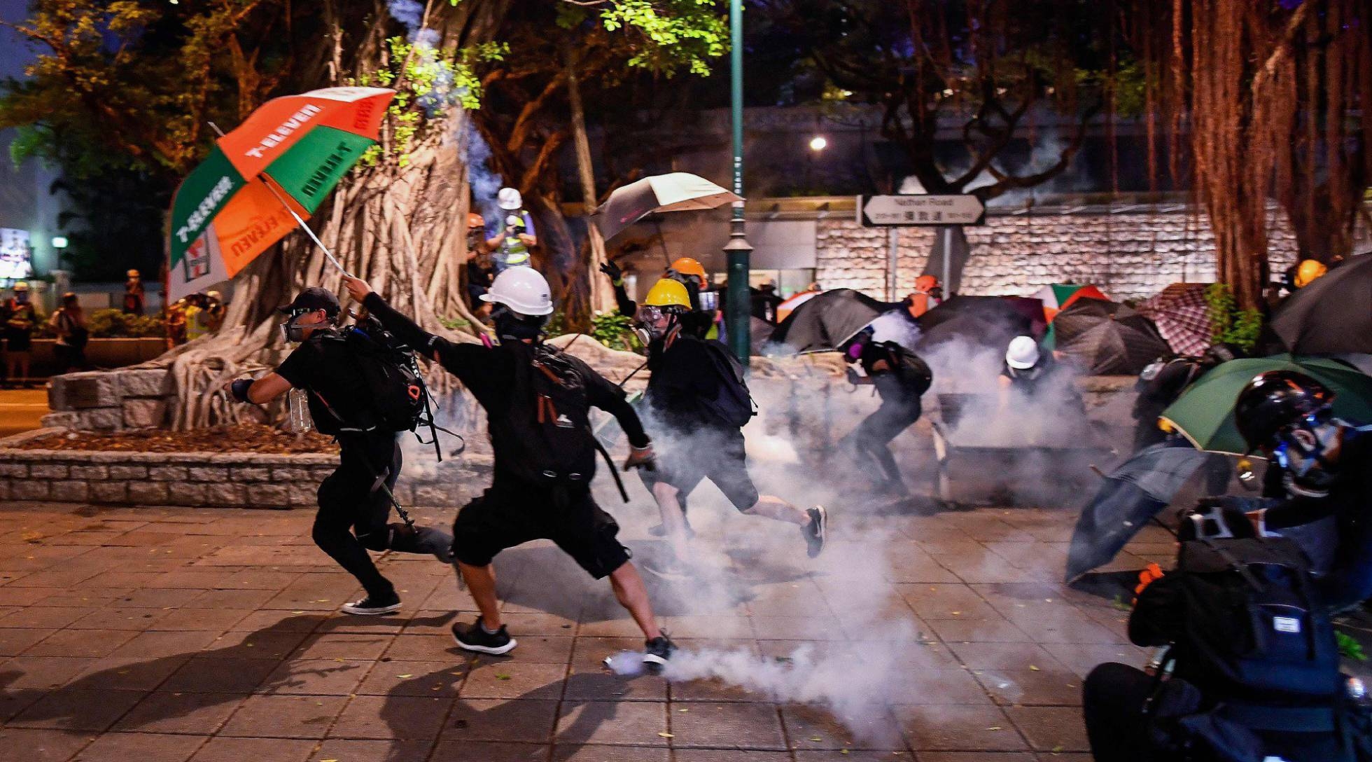Manifestantes encaran a la policía, en Hong Kong. MANAN VATSYAYANA AFP