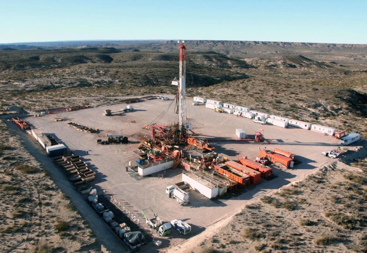 El proyecto de Vaca Muerta, basado en el contaminante método del fracking, amenaza los acuíferos, territorios indígenas y parques naturales de la Patagonia argentina.