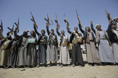 Miembros de la tribu chiíta houthi sostienen sus armas mientras cantan consignas durante una reunión tribal que muestra su apoyo al movimiento houthi, en Sanaa, Yemen.Foto Ap