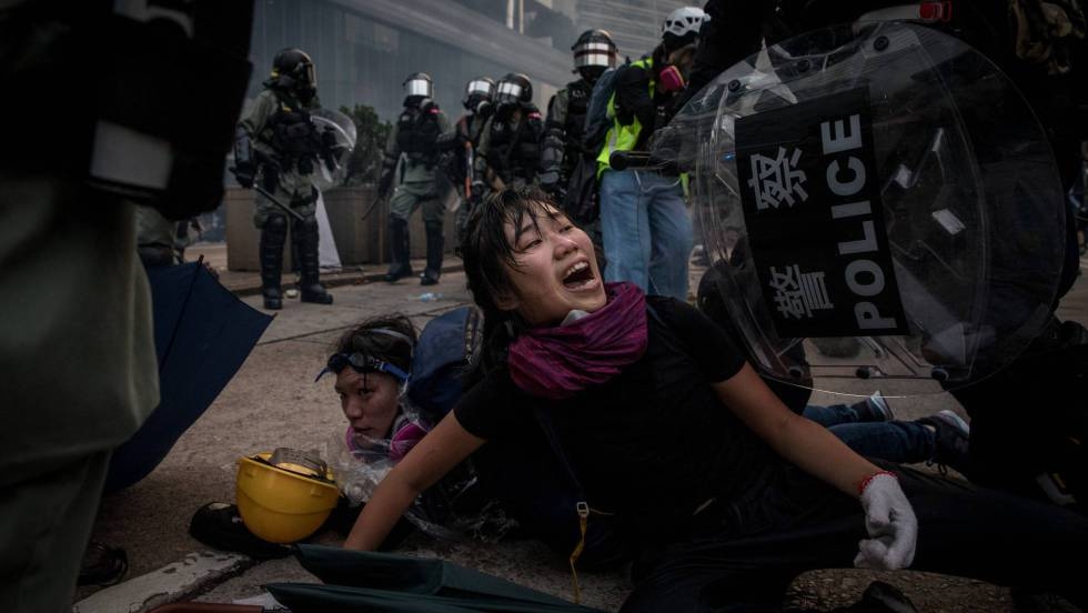 Una manifestante, durante su arresto, este domingo en Hong Kong. En vídeo, crónica de las protestas. GETTY IMAGES | ATLAS