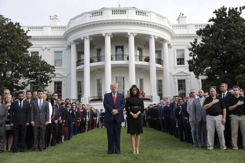 El presidente estadunidense, Donald Trump, su esposa Melania y colaboradores guardan un minuto de silencio, el miércoles pasado en la Casa Blanca, en honor de las víctimas de los atentados del 11 de septiembre de 2001.Foto Ap