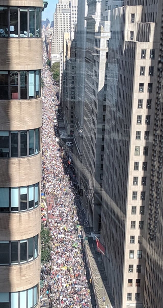 Millones de jóvenes en todo el mundo abandonaron ayer las aulas para manifestarse y exigir a los gobiernos acciones contra el cambio climático, en respuesta a la convocatoria de la sueca Greta Thunberg, quien el lunes hablará ante la ONU. Participaron en las movilizaciones científicos, artistas y sindicatos. En México, alumnos y académicos se movilizaron en la capital del país y en varios estados. En NY (imagen) participaron 250 mil. Foto @RDleni