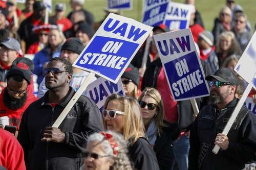 Trabajadores de General Motors, que están a punto de cumplir un mes en huelga, se manifestaron ayer cerca de la planta de Flint, Michigan.Foto Afp